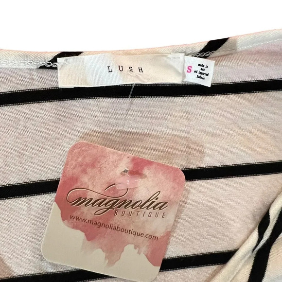 NWT Lush Short Sleeve Black & White Striped Twisted Tie Crop Top Size Small - Picture 2 of 3